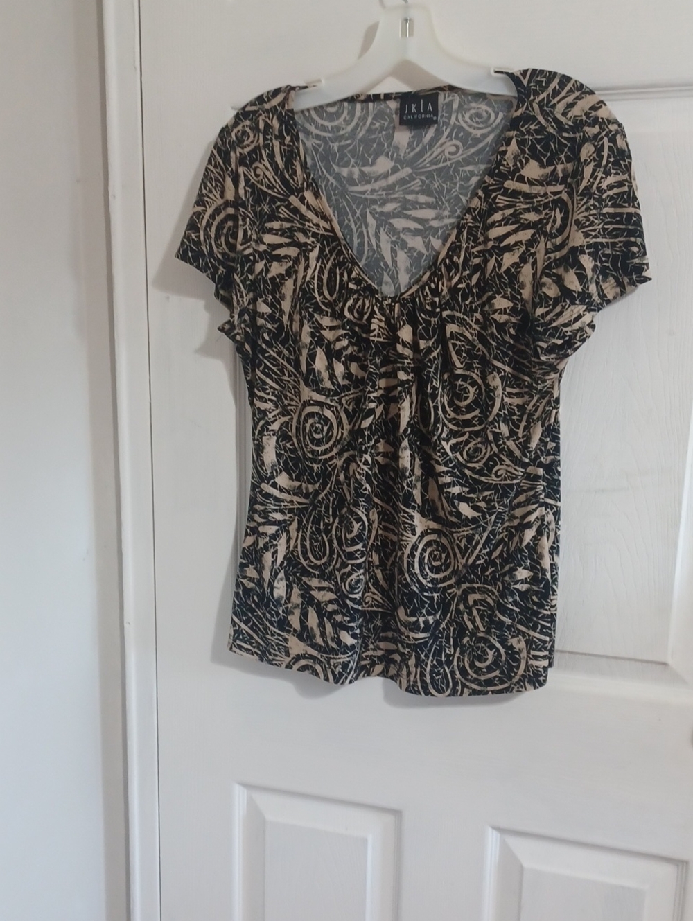 JKLA of California Black and Beige Printed V-Neck Women's Top. Like NEW. Size XL